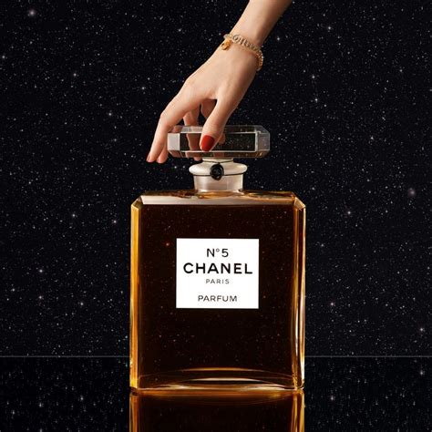 flacon geant chanel 5 vide|Chanel dévoile son plus grand flacon de parfum jamais produit.